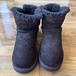 UGG Short Shearling Lined Winter Boots in Dark Brown Size 8